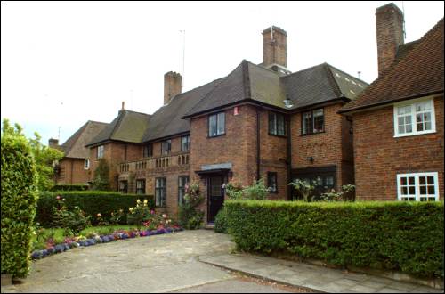04 Raeburn Close
